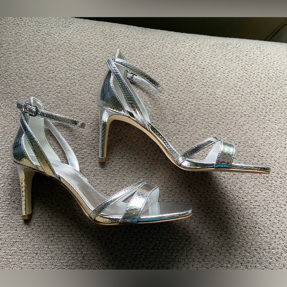 Michael Kors Kimberly Metallic Snake Embossed Leather Sandal Silver 7M NWB - Picture 1 of 6